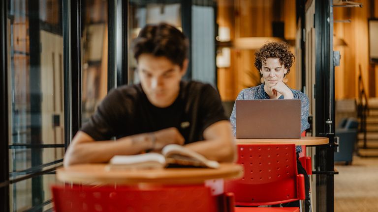 Étudiant et étudiante dans une salle d'étude