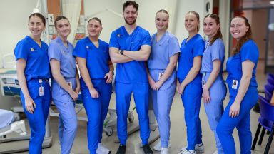 Groupe d'étudiantes et étudiant